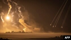 সীমান্তের ইসরাইলের দিক থেকে তোলা এই ছবিতে গাজা ভূখণ্ডে ইসরাইলের বোমাবর্ষণ দেখা যাচ্ছে; ২ নভেম্বর ২০২৩। 