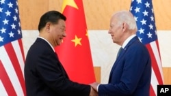 Foto Achiv: Prezidan Joe Biden (a dwat) ak Prezidan Lachin Xi Jinping bay lanmen anvan rankont yo sou maj some G20 an nan Nusa Dua, Bali, Endonezi, 14 Nov. 2022. 