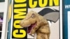 Un hombre disfrazado de dinosaurio llega hasta la convención Comic-Con en San Diego, California, el 21 de julio de 2023.