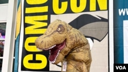 Un hombre disfrazado de dinosaurio llega hasta la convención Comic-Con en San Diego, California, el 21 de julio de 2023.