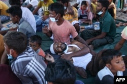 Pengungsi Rohingya yang baru tiba beristirahat di musala setempat di Kulee, Aceh, 19 November 2023. (Foto: AFP)