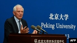 Đại diện cấp cao của EU về chính sách đối ngoại và an ninh Josep Borrell phát biểu ngày 13/10 tại Đại học Bắc Kinh ở Bắc Kinh.