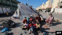 Người tị nạn Palestine ngủ trong lều trại khi chiến sự trên Dải Gaza diễn ra ác liệt
