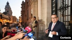 El presidente del Consejo de Ministros de Perú, Alberto Otárola, brinda declaraciones a periodistas y anuncia el envío de policías para que ayuden a mejorar el control en el tránsito en la frontera con Ecuador. [Foto: Cortesía Presidencia del Consejo de Ministros]