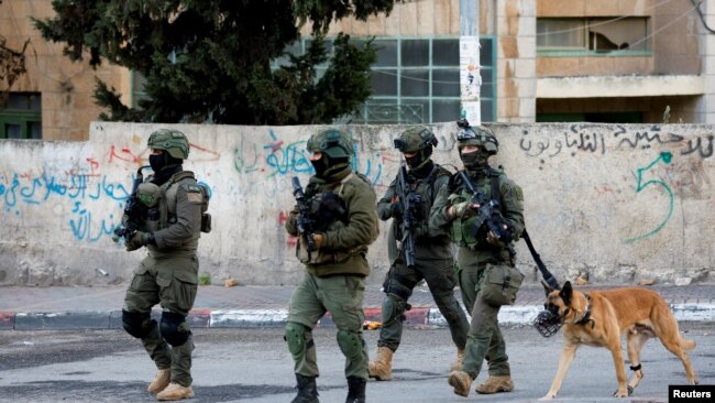 Filistin haber ajansı WAFA'ya göre Ramallah baskını sırasında 16 yaşında bir genç yaşamını yitirdi