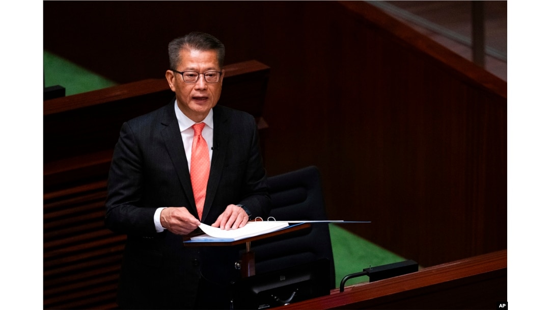 Menteri Keuangan Hong Kong Paul Chan menyampaikan pidato anggaran tahunan di Dewan Legislatif di Hong Kong, Rabu, 28 Februari 2024. (AP Photo/Louise Delmotte)