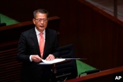 Menteri Keuangan Hong Kong Paul Chan menyampaikan pidato anggaran tahunan di Dewan Legislatif di Hong Kong, Rabu, 28 Februari 2024. (AP Photo/Louise Delmotte)