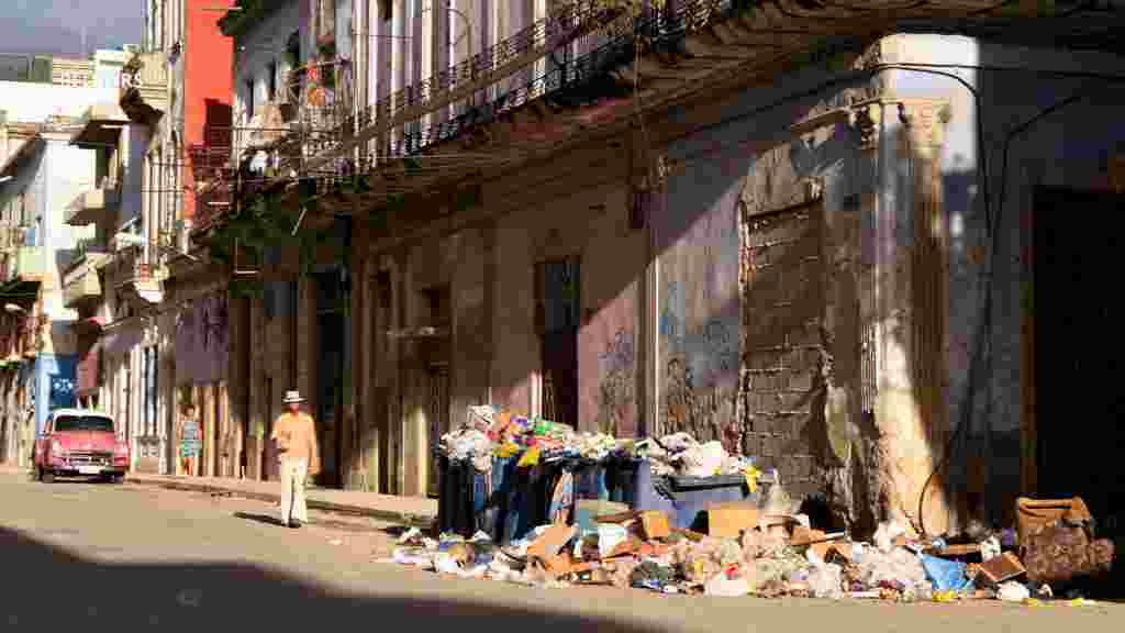 La acumulación de basura sumada a las lluvias de verano y los limitados recursos de las autoridades sanitarias, complican el control del virus en el territorio.&nbsp;