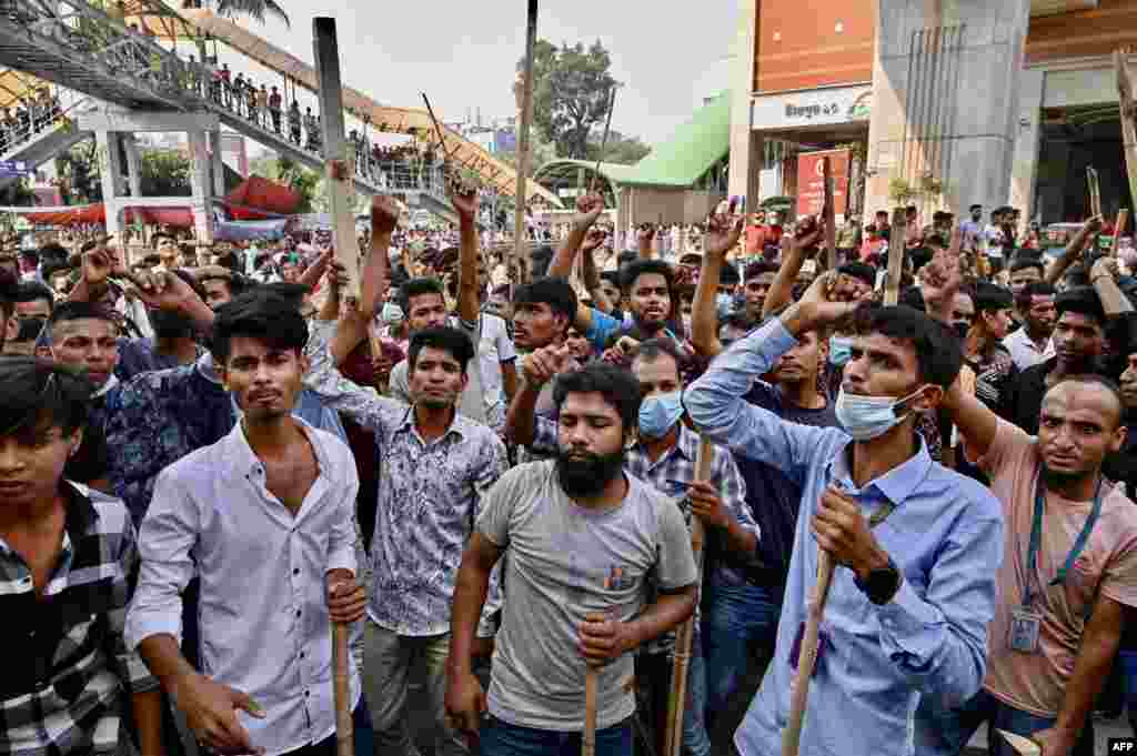 Илјадници конфекциски работници од Бангладеш ги забарикадираа патиштата, барајќи правични плати за облеката што ја прават за големите западни брендови.