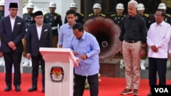 Calon presiden dan wakil presiden, Prabowo Subianto dan Gibran Rakabuming Raka menandatangani Deklarasi Damai Kampanye Pemilu 2024 di Komisi Pemilihan Umum (KPU) pada Senin (27/11) di Jakarta. (VOA/Indra Yoga)