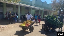 Vendors have remained on the streets of Harare, selling uninspected vegetables and fruits which public health authorities say is hindering efforts to contain Zimbabwe's cholera outbreak. (Columbus Mavhunga/VOA)