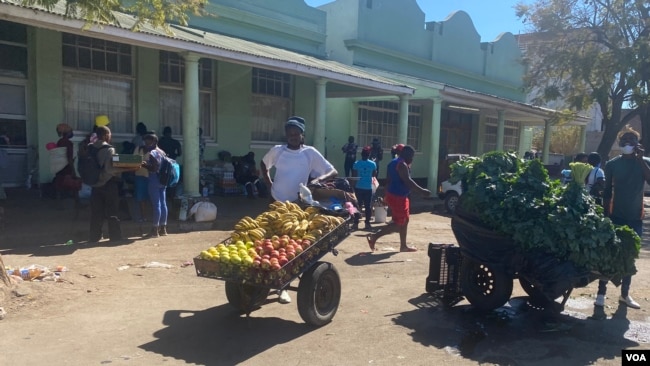 Vendors have remained on the streets of Harare, selling uninspected vegetables and fruits which public health authorities say is hindering efforts to contain Zimbabwe's cholera outbreak. (Columbus Mavhunga/VOA)