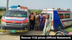 د اټک ضلعې پوليسو ويلي، د صدر تاڼې په ډيري کوټ کلي کې د سکول په وېن ډزې د پخواني دښمنۍ په سر په ډرايور باندې شوي دي