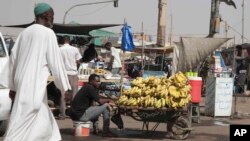 FILE - Seorang pria menjual pisang di pasar selama gencatan senjata di Khartoum, Sudan, 27 Mei 2023. Dua badan PBB memperingatkan meningkatnya keadaan darurat pangan termasuk kelaparan di Sudan, di Haiti, Burkina Faso, dan Mali.