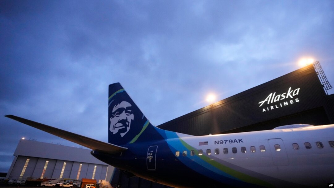 Pesawat Boeing 737 Max 9 milik maskapai Alaska Airlines menunggu untuk diinspeksi di hanggar milik maskapai tersebut di Bandara Internasional Seattle-Tacoma di Washington pada 10 Januari 2024. (Foto: AP/Lindsey Wasson)