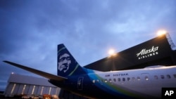 Pesawat Boeing 737 Max 9 milik maskapai Alaska Airlines menunggu untuk diinspeksi di hanggar milik maskapai tersebut di Bandara Internasional Seattle-Tacoma di Washington pada 10 Januari 2024. (Foto: AP/Lindsey Wasson)