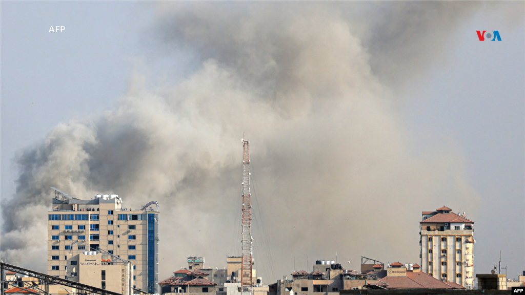 En la imagen aparecen edificios incendiados en la ciudad de Gaza durante un ataque aéreo israelí, el 8 de octubre de 2023.