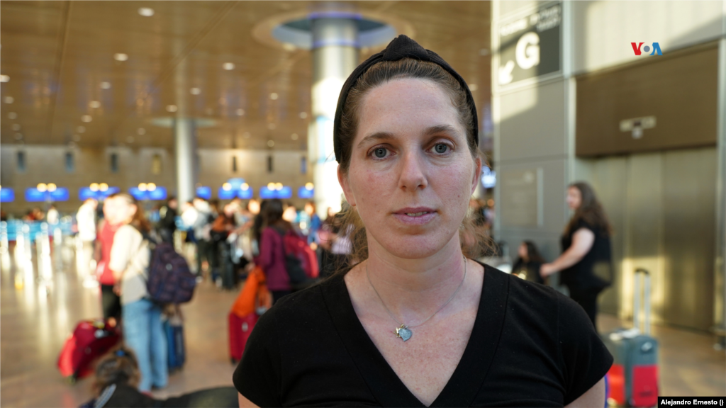 La madre israelí Yael Feldberg decidió tomar un vuelo de repatriación hacia Argentina con sus dos hijos pequeños, de nacionalidad argentina, en el aeropuerto de Telaviv, el 13 de octubre de 2023.