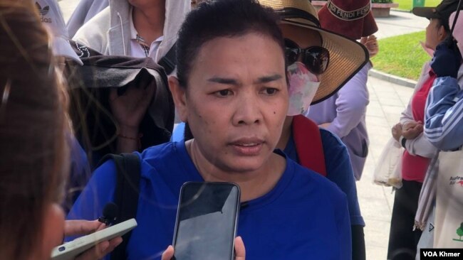 កញ្ញា​ ឈឹម សុខន អនុ​ប្រធាន​សហជីព​ ផ្តល់​បទ​សម្ភាស​ជាមួយ​អ្នក​សារព័ត៌​មាន​បន្ទាប់​ពី​ការ​ដាក់​ញត្តិ នា​ព្រឹក​ថ្ងៃទី២៣ ខែ​វិច្ឆិកា ឆ្នាំ​២០២៣។ (សើ ដាវី​/វីអូអេ)