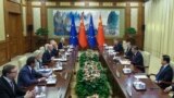 2023年12月7日，中国国家主席习近平（右二）与欧盟委员会主席冯德莱恩（左三）和欧洲理事会主席米歇尔（左四）举行会谈。（美联社照片）
