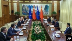 တရုတ်သမ္မတ Xi Jinping (ဒု-ယာအစွန်) နဲ့ အီးယူ ကော်မရှင်ဥက္ကဋ္ဌ Ursula von der Leyen (တတိယ-ဝဲ) နဲ့ အီးယူကောင်စီ ဥက္ကဋ္ဌ Charles Michel (ဝဲ စတုတ္ထ, fourth left, in Beijing, Dec. 7, 2023. 