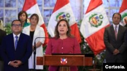 La presidenta del Perú ha procedido al reemplazo del jefe policial luego de realizarse un episodio que puso en riesgo su seguridad personal durante un evento público en Ayacucho.