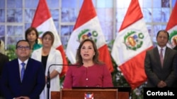 La presidenta peruana respondió a la denuncia constitucional presentada en su contra por la fiscal de la nación y dijo que se trataba de una "maniobra política" y que era una medida "sospechosa". [Cortesía: Presidencia del Perú]