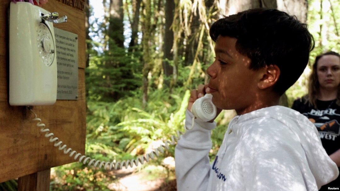 Jayden Sylvester (12), saudara laki-laki Joelle Rose Sylvester, yang meninggal pada tahun 2020, menelepon saudara perempuannya dari Telepon Angin yang dipasang untuk menghormatinya, di Squaxin Park, di Olympia, Washington, AS, 10 Mei 2023. (REUTERS/ Matt Mills McKnight)