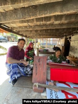 Senator Hawaii Christopher Lee dan Amelia Nur Kumala, alumni YSEALI Professional Fellow, berbincang dengan salah satu penenun di Desa Adat Liya Togo, Wakatobi, Sulawesi Tenggara, 22 Juni 2023. (Foto: Putra Aditya/YSEALI)