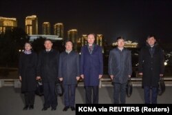 Delegasi China yang dipimpin oleh Wakil Menteri Luar Negeri Sun Weidong berfoto saat berkunjung ke negara tersebut, di Pyongyang, Korea Utara. (Foto: KCNA via REUTERS)