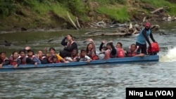 乘坐木船抵达拉哈斯布兰卡斯移民接收点的中国走线客，他们大多在巴拿马雨林中徒步跋涉了好几天。（2024年2月24日）