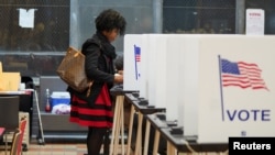 미국 민주당과 공화당의 프라이머리가 진행된 지난달 27일 미시간주 디트로이트 시내 투표장에서 유권자가 투표하고 있다. (자료사진)