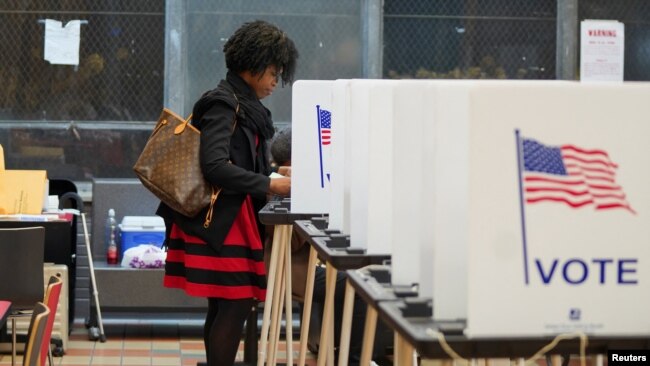 미국 민주당과 공화당의 프라이머리가 진행된 지난달 27일 미시간주 디트로이트 시내 투표장에서 유권자가 투표하고 있다.(자료사진)