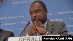 Geraldo João Martins numa conferência de imprensa dos ministros das Finanças africanos, durante reunião do FMI/BM em Washington, 11 Outubro 2014