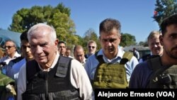 El jefe de la diplomacia europea Joseph Borrell (izq) y el ministro israelí de exteriores Eli Cohen (cen) realizan un recorrido por el kibutz Be'eri, uno de los más afectados por los ataques de Hamás del pasado 7 de octubre.