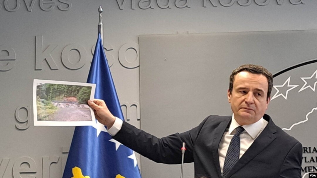Premijer Kosova Aljbin na konferenciji za štampu pokazuje fotografiju lokacije na kojoj su, kako tvrdi, zarobljeni kosovski policajaci od strane pripadnika MUP-a Srbije, u Prištini, 15. juna 2023. (Foto: Glas Amerike/Budimir Ničić)