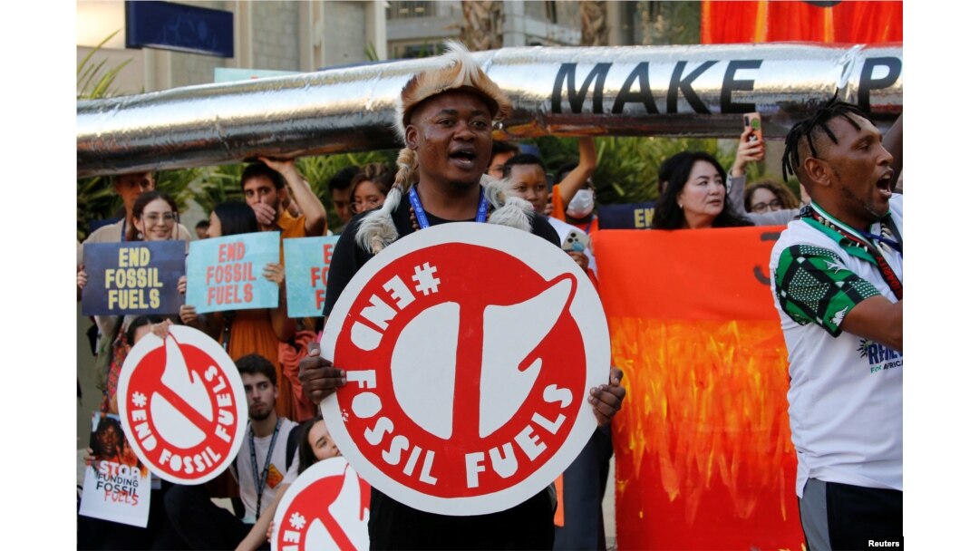 Unjuk rasa pasa aktivis menentang bahan bakar fosil, saat berlangsungnya Konferensi Perubahan Iklim PBB COP28 di Dubai, Uni Emirat Arab, 5 Desember 2023. (REUTERS/Thomas Mukoya)