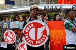 Unjuk rasa pasa aktivis menentang bahan bakar fosil, saat berlangsungnya Konferensi Perubahan Iklim PBB COP28 di Dubai, Uni Emirat Arab, 5 Desember 2023. (REUTERS/Thomas Mukoya)