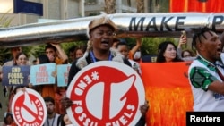 Sejumlah aktivis berpartisipasi dalam aksi unjuk rasa menentang penggunaan bahan bakar fosil di tengah pelaksanaan konferensi iklim PBB, COP28, di Dubai, pada 5 Desember 2023. (Foto: Reuters/Thomas Mukoya)