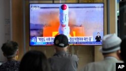 31일 한국 서울역에 설치된 TV에서 북한이 주장하는 '우주발사체' 발사 관련 뉴스가 나오고 있다.