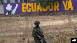 ARCHIVO - Un soldado hace guardia al inicio de una operación de seguridad del ejército y la policía en Durán, la ciudad hermana de Guayaquil, Ecuador, el sábado 30 de septiembre de 2023.