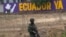 ARCHIVO - Un soldado hace guardia al inicio de una operación de seguridad del ejército y la policía en Durán, la ciudad hermana de Guayaquil, Ecuador, el sábado 30 de septiembre de 2023.