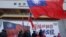 Sejumlah orang mengibarkan bendera Taiwan selama kampanye partai oposisi utama Kuomintang (KMT) menjelang pemilihan presiden, di New Taipei City pada 12 Januari 2024. (Foto: AFP)