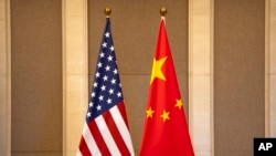 资料照：2023年7月8日，美国财政部长耶伦在北京与中国副总理何立峰举行会晤前摆放的美中两国国旗。
