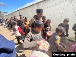 غزہ کےایک کیمپ کے بچوں کو بلوم چیریٹی کی جانب سے کمیونٹی کچن، تیکیہ سے کھانا تقسیم کیا جارہا ہہ۔فوٹوبشکریہ بلوم چیریٹی