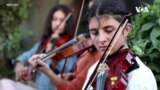 Звуците на виолина во камп во Сирија - девојче ја шири музичката култура