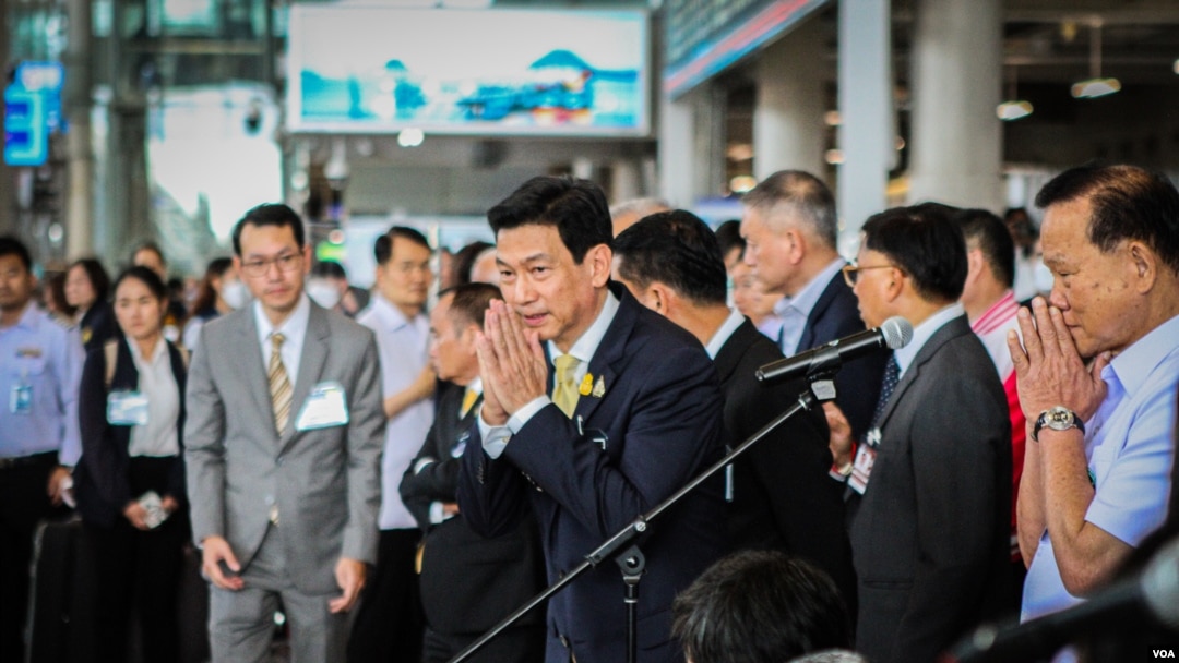 Menteri Luar Negeri Parnpree Bahiddha-Nukara berbicara kepada wartawan setelah warga negara Thailand kembali dengan selamat dari konflik di Israel, Bangkok, Thailand, 12 Oktober 2023. (Tommy Walker/VOA)
