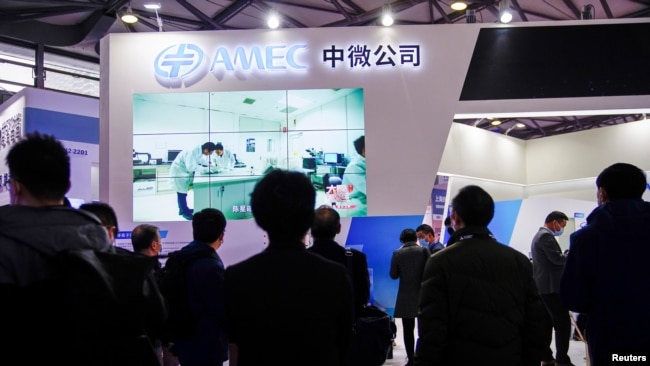 资料照:上海举办的一个半导体技术贸易会上的中微公司展台。(2021年3月17日)
