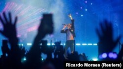 Chris Martin dari band Inggris Coldplay tampil dalam festival musik Rock in Rio di Rio de Janeiro, Brazil, 11 September 2022. (Foto: REUTERS/Ricardo Moraes)