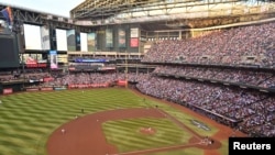 Vista general del estadio en el juego entre los Diamondbacks de Arizona y los Rangers de Texas en el quinto juego de la Serie Mundial 2023 en Chase Field, Phoenix, el 1 de noviembre de 2023. [Foto de Matt Kartozian-USA TODAY Sports através de Reuters].